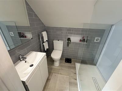 EN-SUITE SHOWER ROOM